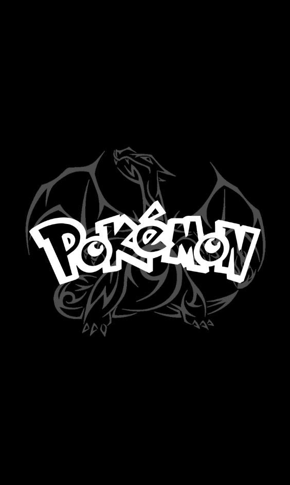 Pokémon TCG Kollektion – Offizielles Logo mit Bulbasaur, Charmander und Squirtle auf schwarzem Hintergrund.